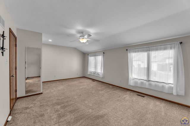 3022 SW Hunters LN, Topeka, KS 66614