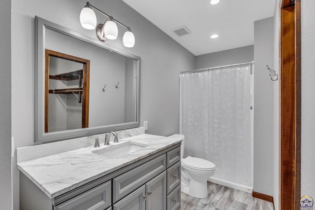 3022 SW Hunters LN, Topeka, KS 66614