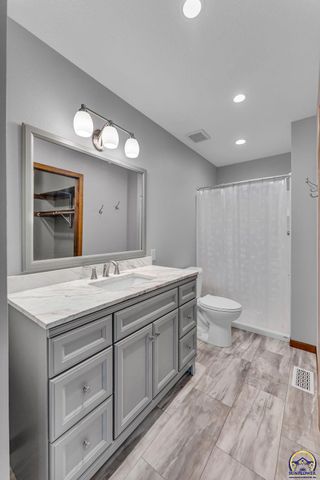 3022 SW Hunters LN, Topeka, KS 66614