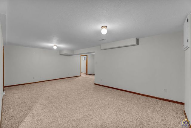 3022 SW Hunters LN, Topeka, KS 66614