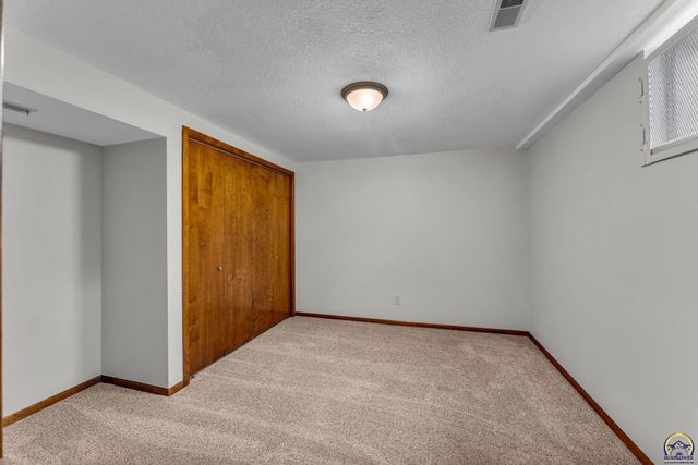 3022 SW Hunters LN, Topeka, KS 66614