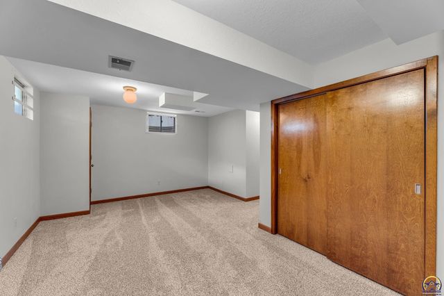 3022 SW Hunters LN, Topeka, KS 66614