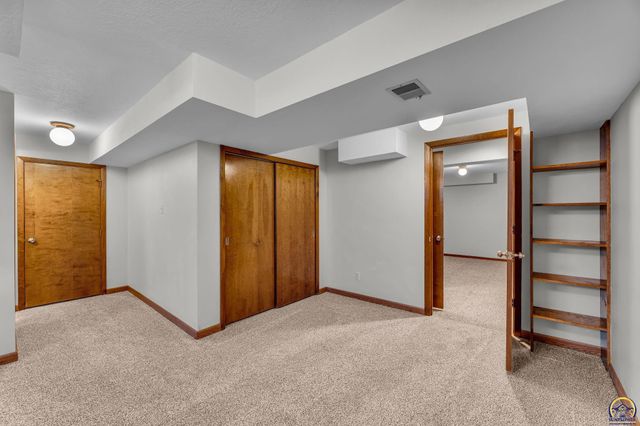 3022 SW Hunters LN, Topeka, KS 66614