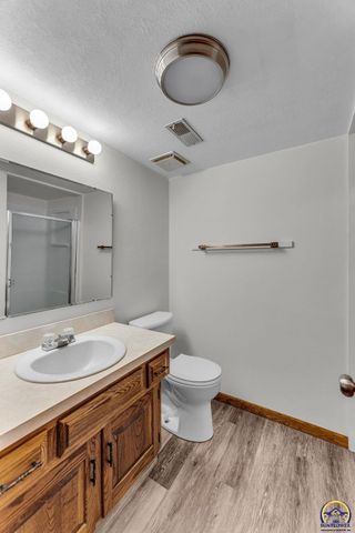 3022 SW Hunters LN, Topeka, KS 66614