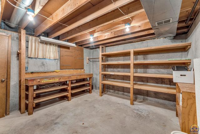 3022 SW Hunters LN, Topeka, KS 66614