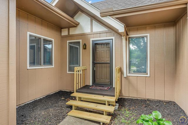 3022 SW Hunters LN, Topeka, KS 66614