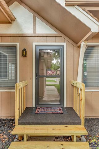 3022 SW Hunters LN, Topeka, KS 66614