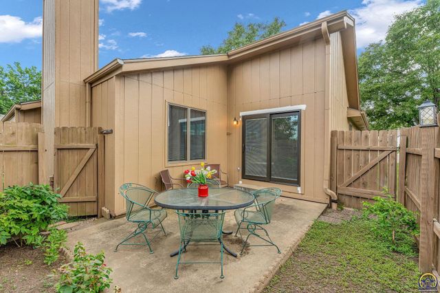 3022 SW Hunters LN, Topeka, KS 66614