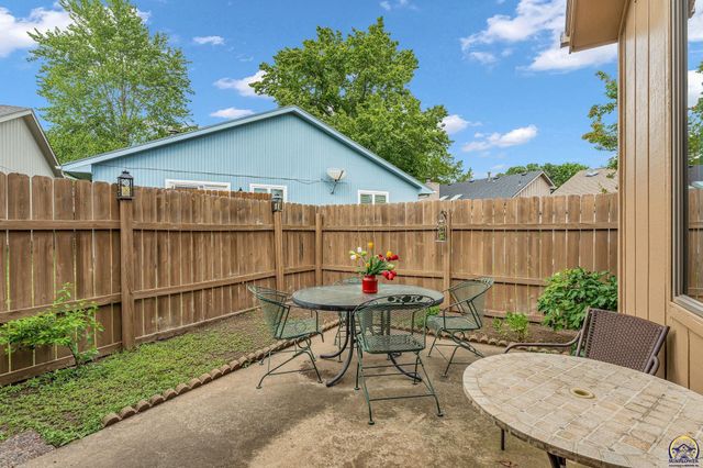 3022 SW Hunters LN, Topeka, KS 66614