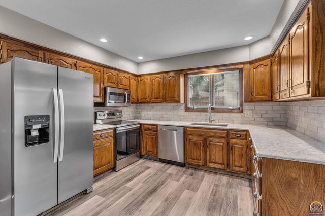 3022 SW Hunters LN, Topeka, KS 66614