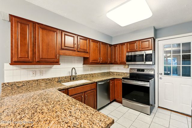 10906 Pineview Ct, Louisville, KY 40299