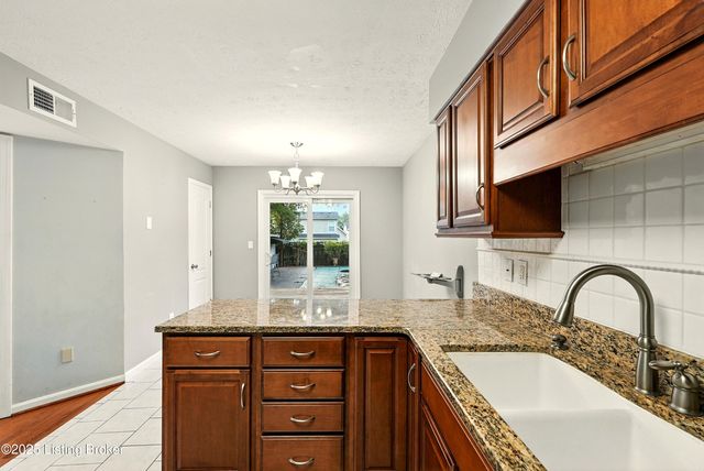 10906 Pineview Ct, Louisville, KY 40299