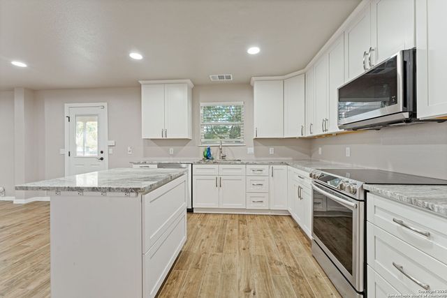 8050 Rosespur, Selma, TX 78154