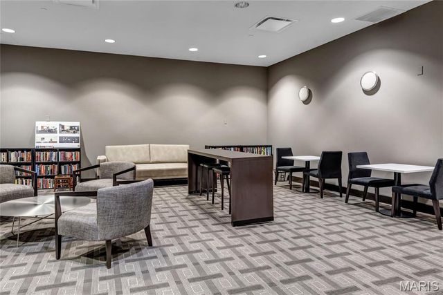 8025 Maryland Ave 3D, Clayton, MO 63105