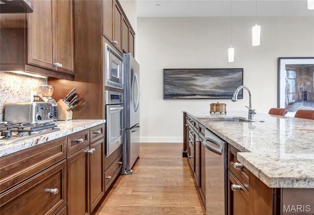 8025 Maryland Ave 3D, Clayton, MO 63105