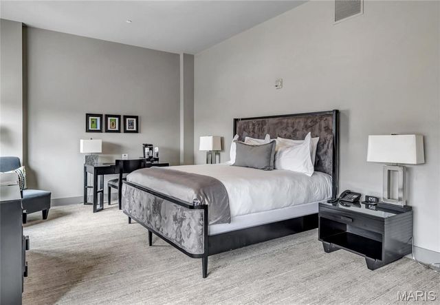 8025 Maryland Ave 3D, Clayton, MO 63105