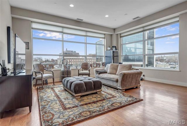 8025 Maryland Ave 3D, Clayton, MO 63105