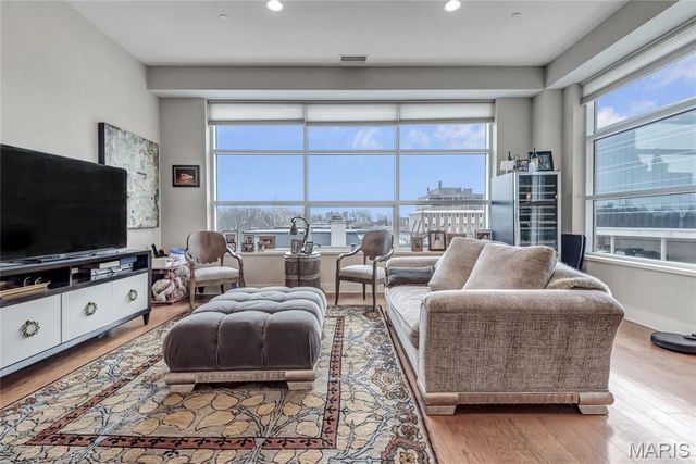 8025 Maryland Ave 3D, Clayton, MO 63105