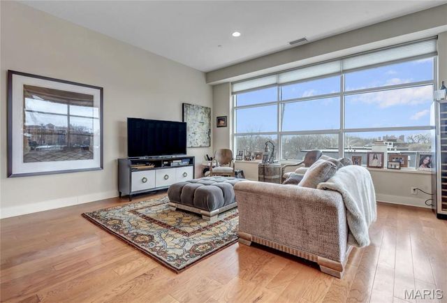 8025 Maryland Ave 3D, Clayton, MO 63105