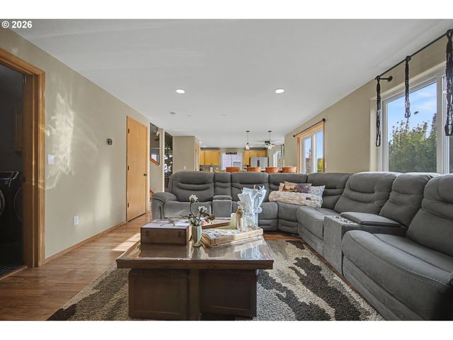 620 Se 11TH Cir, Troutdale, OR 97060