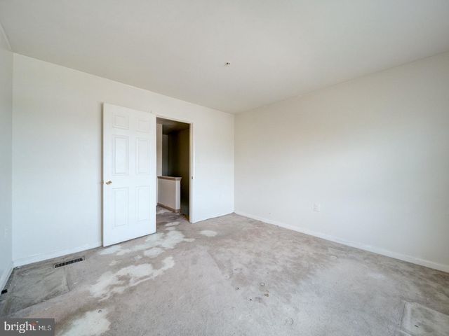 906 BLAKNEY LN SE, Washington, DC 20032