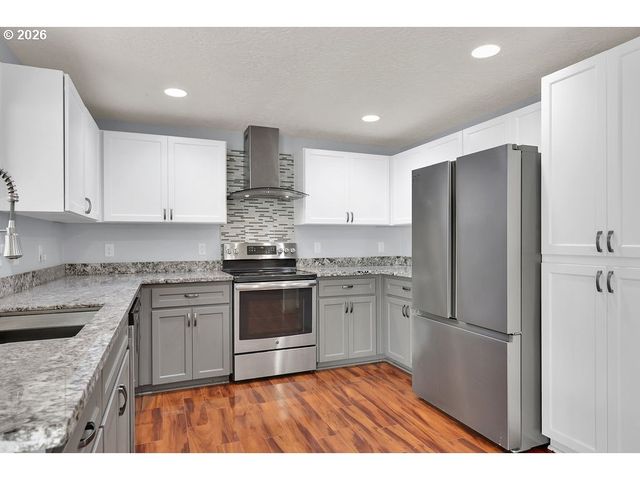 279 S 71ST St, Springfield, OR 97478