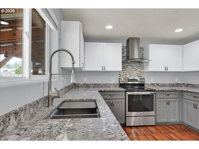 279 S 71ST St, Springfield, OR 97478