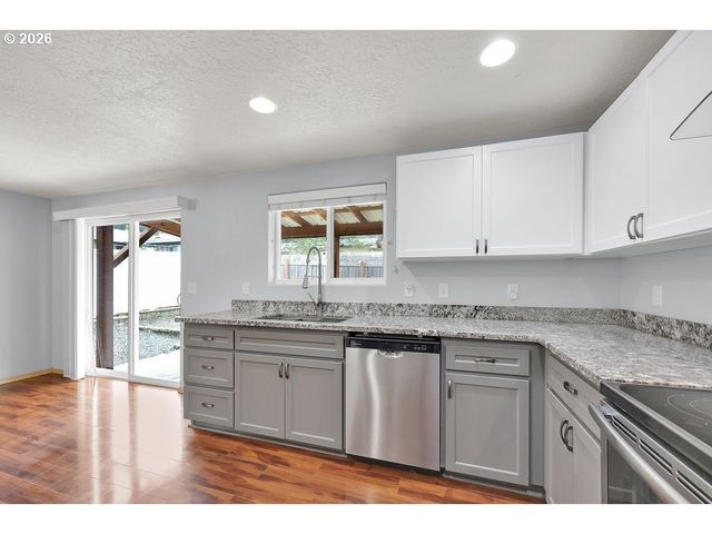 279 S 71ST St, Springfield, OR 97478