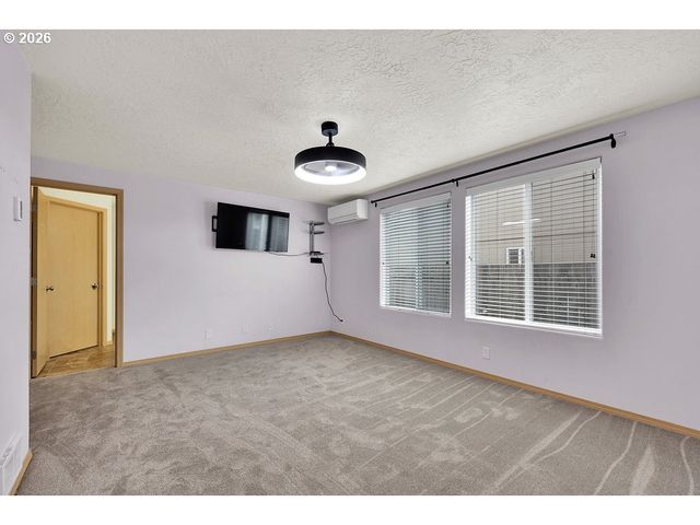 279 S 71ST St, Springfield, OR 97478