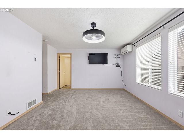 279 S 71ST St, Springfield, OR 97478