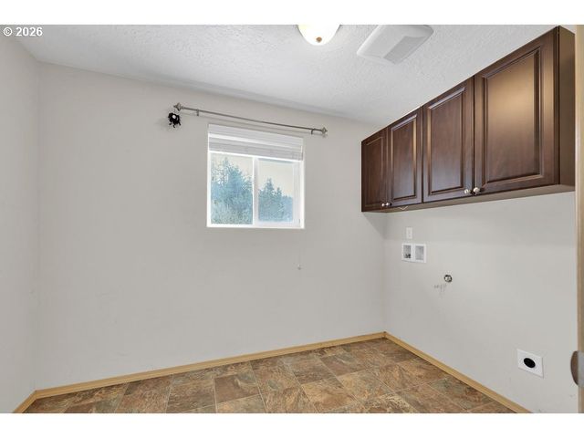 279 S 71ST St, Springfield, OR 97478