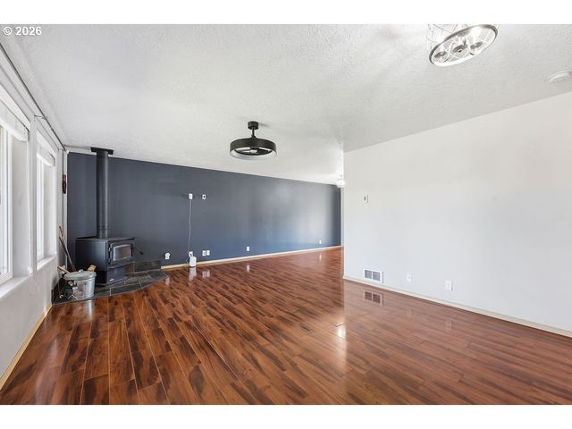 279 S 71ST St, Springfield, OR 97478