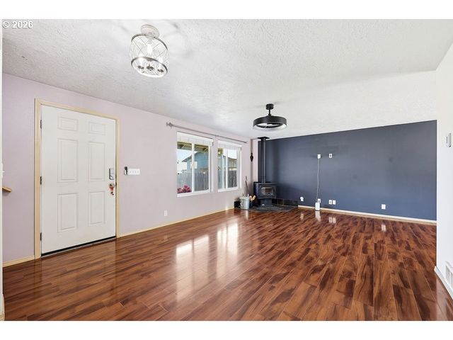 279 S 71ST St, Springfield, OR 97478