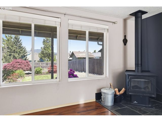 279 S 71ST St, Springfield, OR 97478