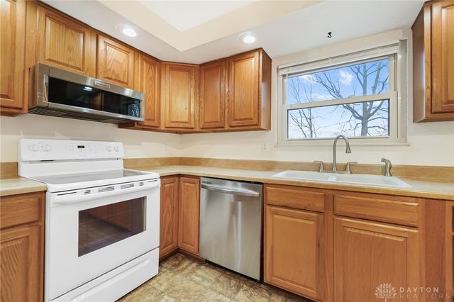 1221 Harmony Lane, Fairborn, OH 45324