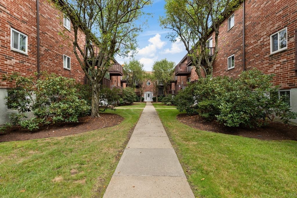 38 Westgate Rd 1, Boston, MA 02467