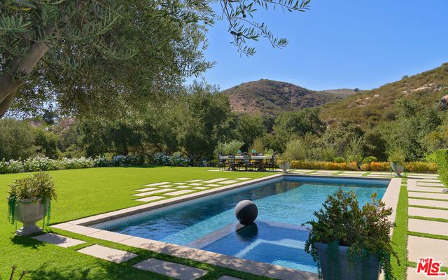 2691 Country Ridge Road, Calabasas, CA 91302