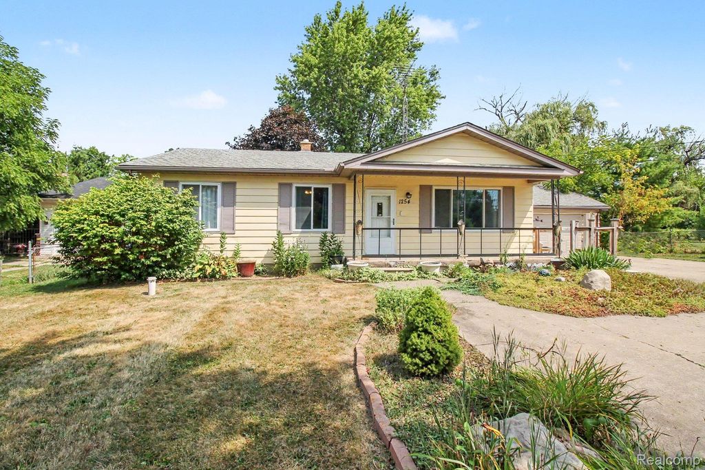1254 W Grand Blanc Road W, Mundy Township, MI 48439