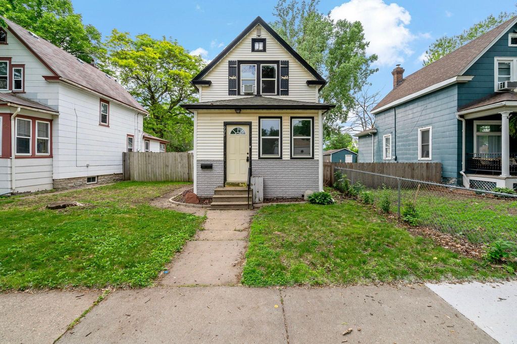 996 Charles Avenue, Saint Paul, MN 55104