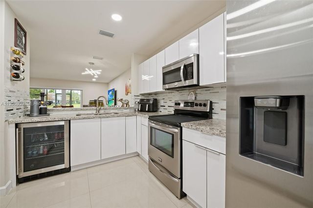 20877 NW 4th St, Pembroke Pines, FL 33029