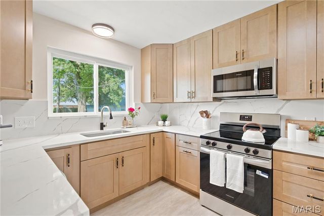 4327 Sinnwell Drive, St Louis, MO 63123