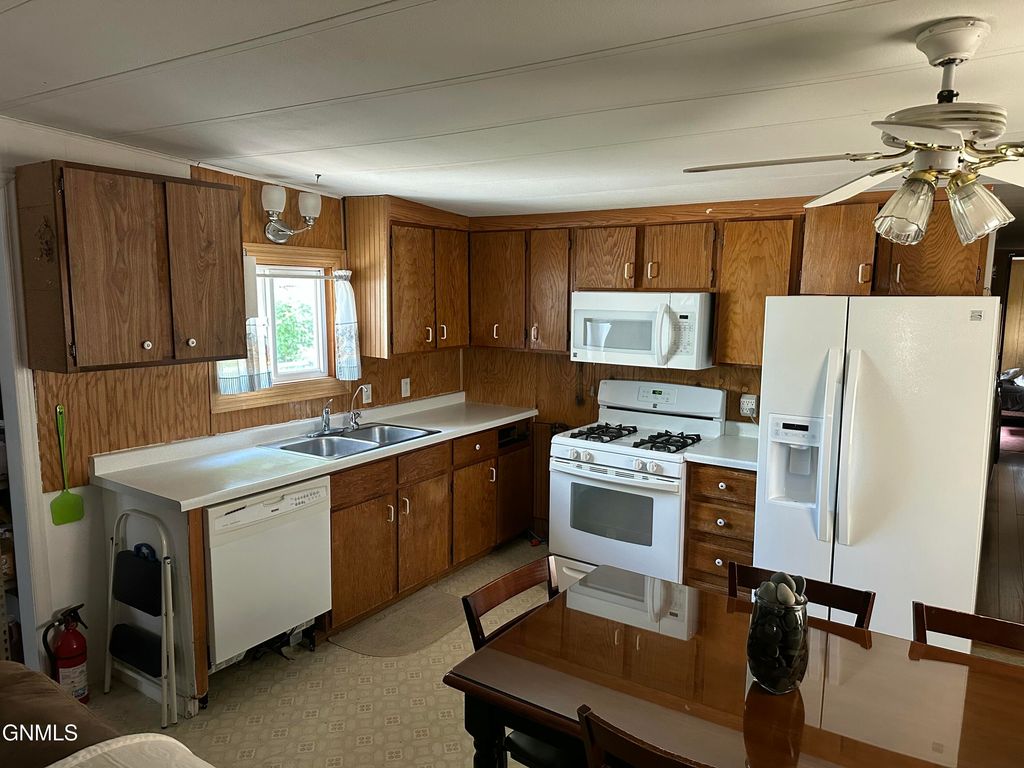 2600 University Avenue, Williston, ND 58801 photo 6