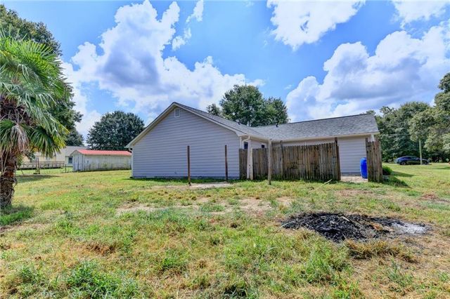 2725 Milton Bryan Drive, Loganville, GA 30052