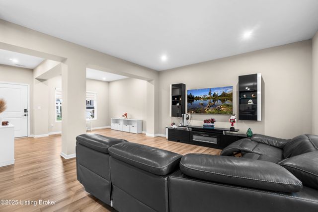 116 Strawberry Field Dr, Mt Washington, KY 40047