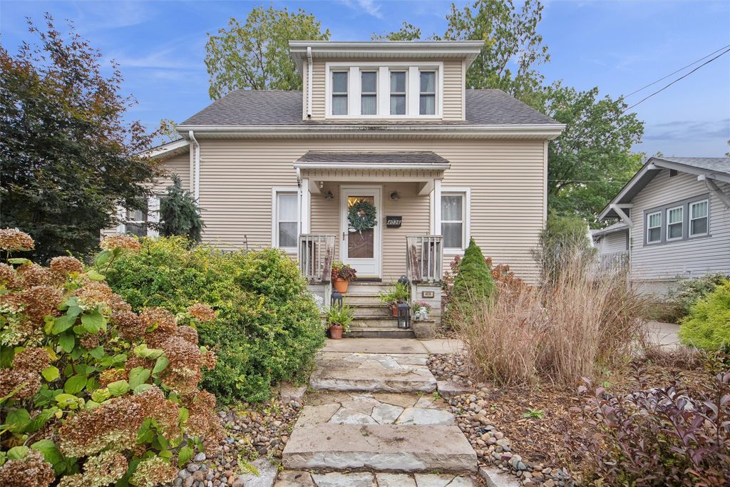 4036 Plainview Drive, Des Moines, IA 50311