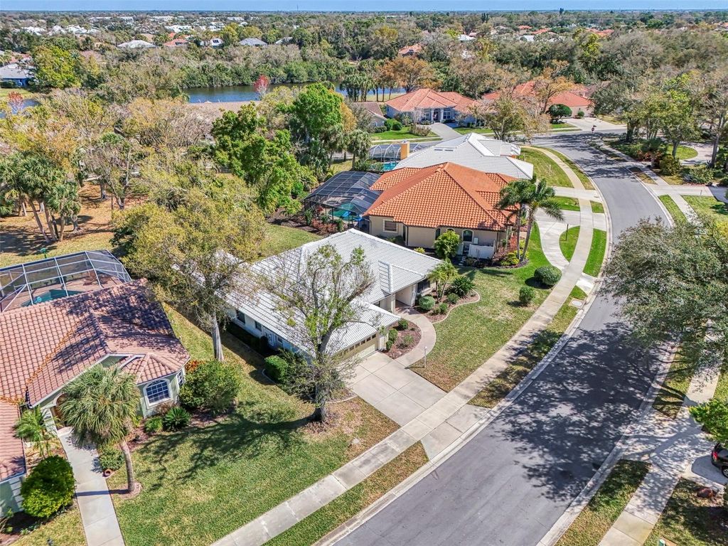 Image 5 of property listing at 525 WATERWOOD LANE, Venice, FL 34293