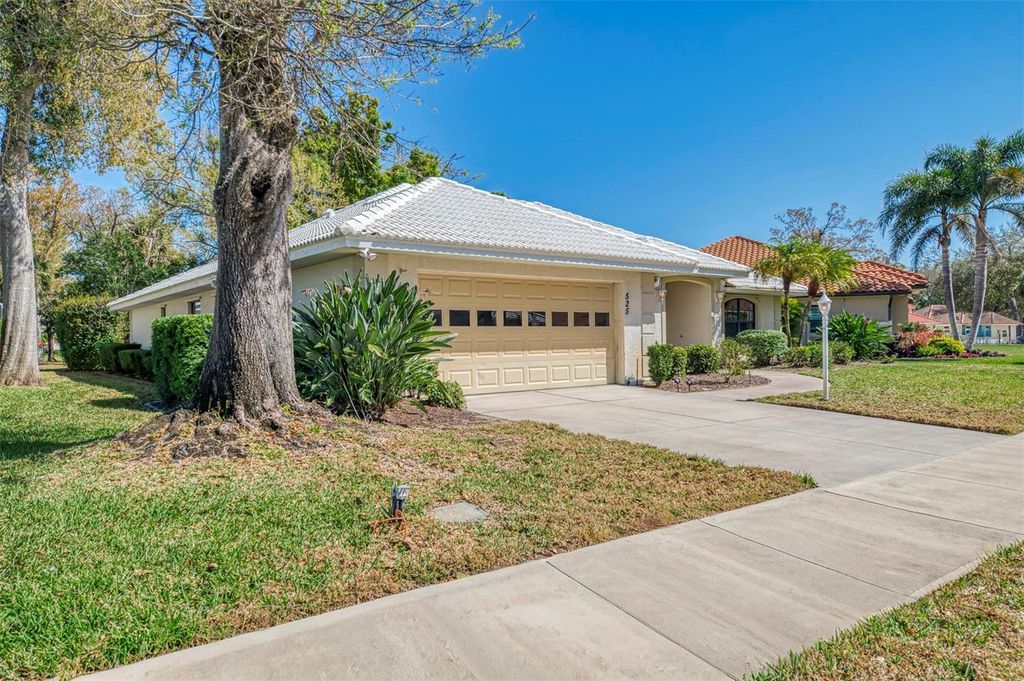 Image 8 of property listing at 525 WATERWOOD LANE, Venice, FL 34293