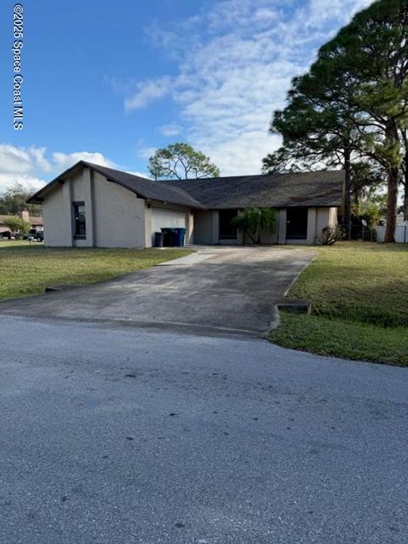 879 Remsen Avenue NW, Palm Bay, FL 32907