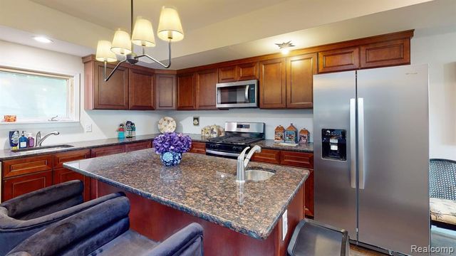 2002 Ridgemont Road, Grosse Pointe Woods, MI 48236