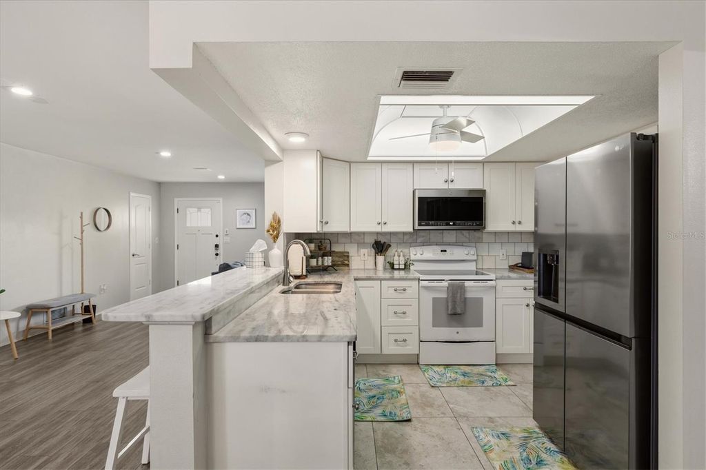 Image 14 of property listing at 3310 SIESTA DRIVE, Venice, FL 34293